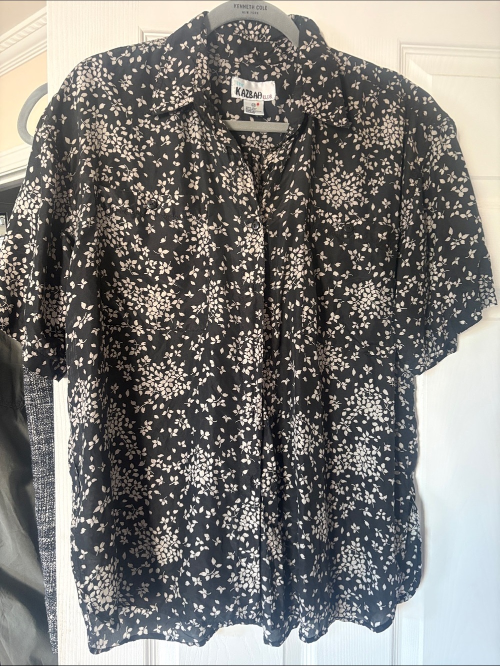 Black and White Floral Button-Front Women's Top . Under arm fixed little hole